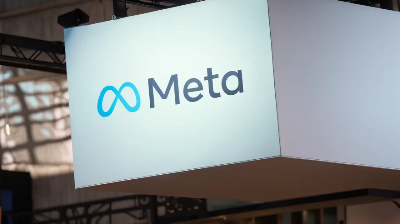 La Unión Europea ha impuesto una sanción de 500 millones de euros a Apple y otra de 200 millones a Meta, en dos procedimientos distintos.. Foto: Redacción InfoArticulos