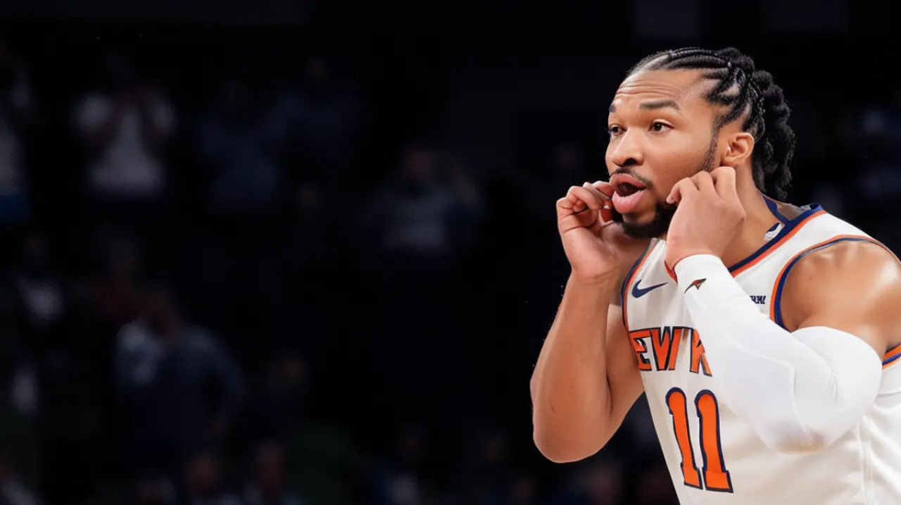 El jugador clave de los Knicks, Jalen Brunson, recibe el galardón como mejor jugador del año en la liga profesional de baloncesto.. Foto: Redacción InfoArticulos