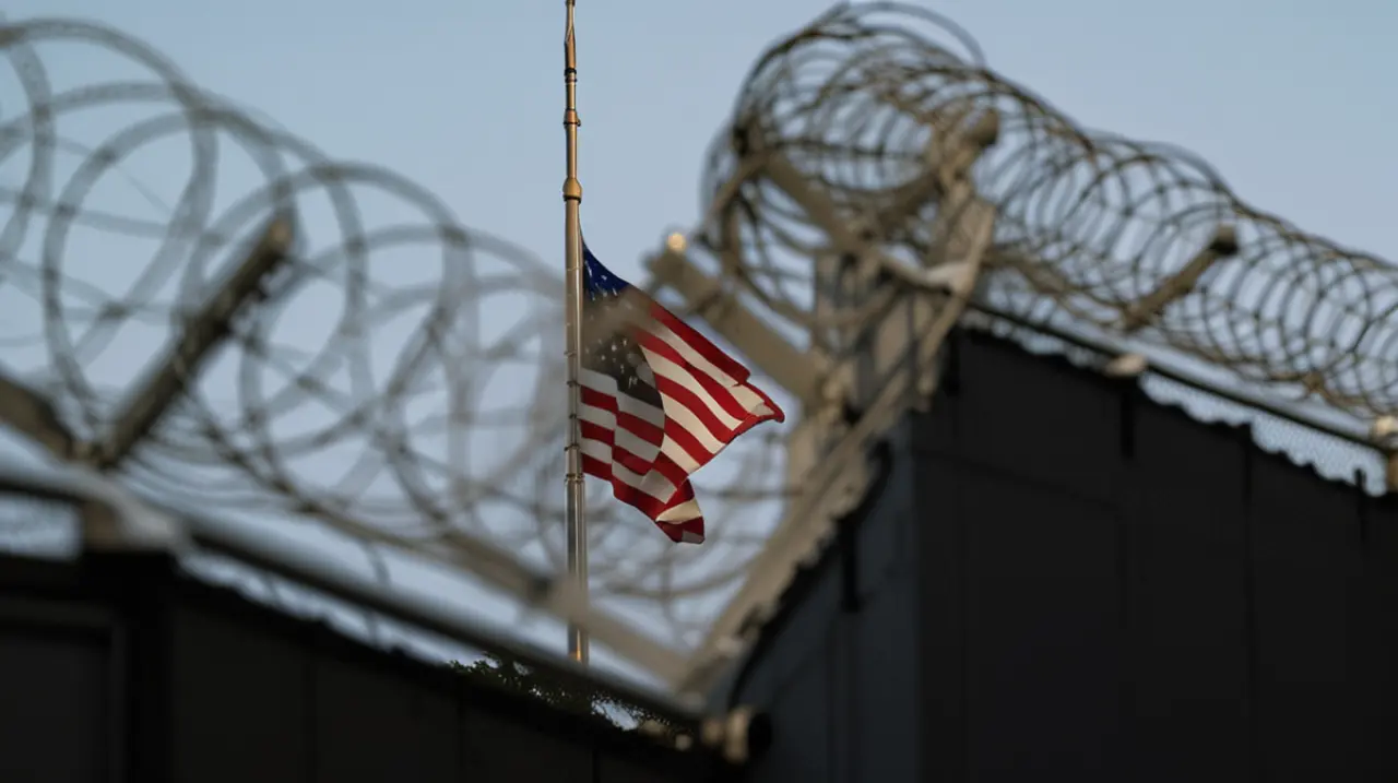 Migrantes denuncian sufrir aislamiento y acoso en un centro de detención estadounidense ubicado en la base militar de Guantánamo.. Foto: Redacción InfoArticulos