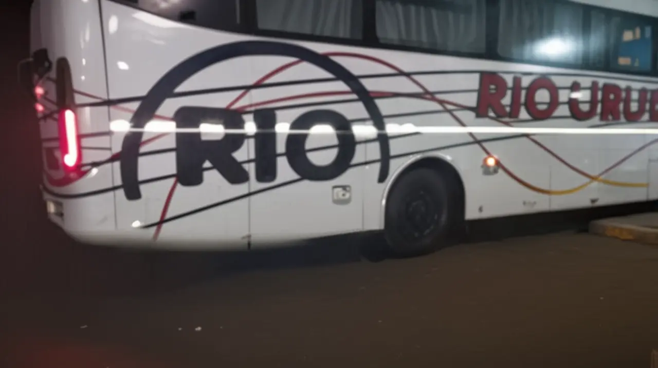 Un grupo de personas llegó a una estación de autobuses en la provincia de Corrientes, donde encontraron un cuerpo humano suspendido bajo el vehículo de un colectivo.. Foto: Redacción InfoArticulos