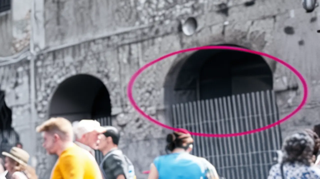 Un viajero se queda atrapado en la reja del Coliseo de Italia después de intentar escalarla para disfrutar de una perspectiva más amplia.. Foto: Redacción InfoArticulos