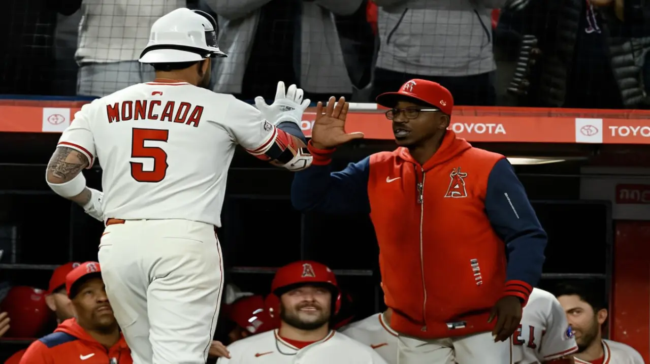 Los jugadores O'Hoppe y Moncada brillaron en un impresionante revés de la situación, llevando a los Angelinos a una victoria contundente de 8-3 sobre los Azulejos.. Foto: Redacción InfoArticulos