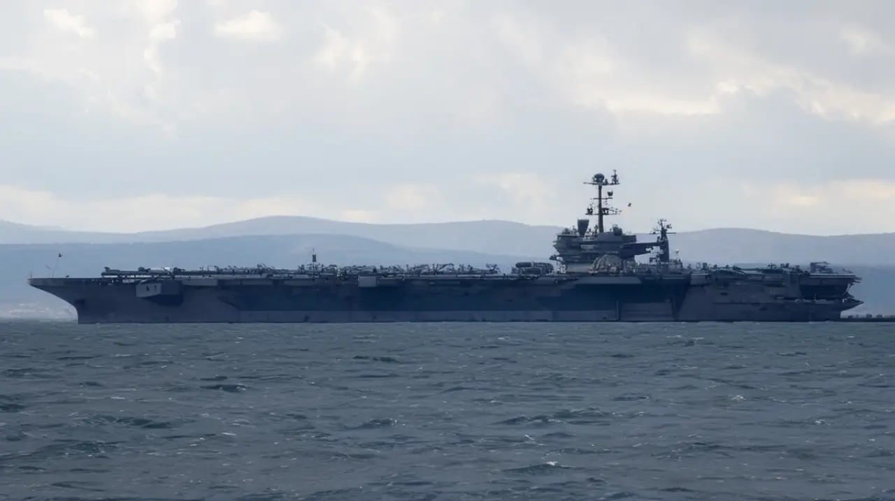 Un avión de combate que intentaba aterrizar en un buque portaaviones estadounidense se hundió en el mar, forzando a los tripulantes a utilizar sus sistemas de rescate. Foto: Redacción InfoArticulos
