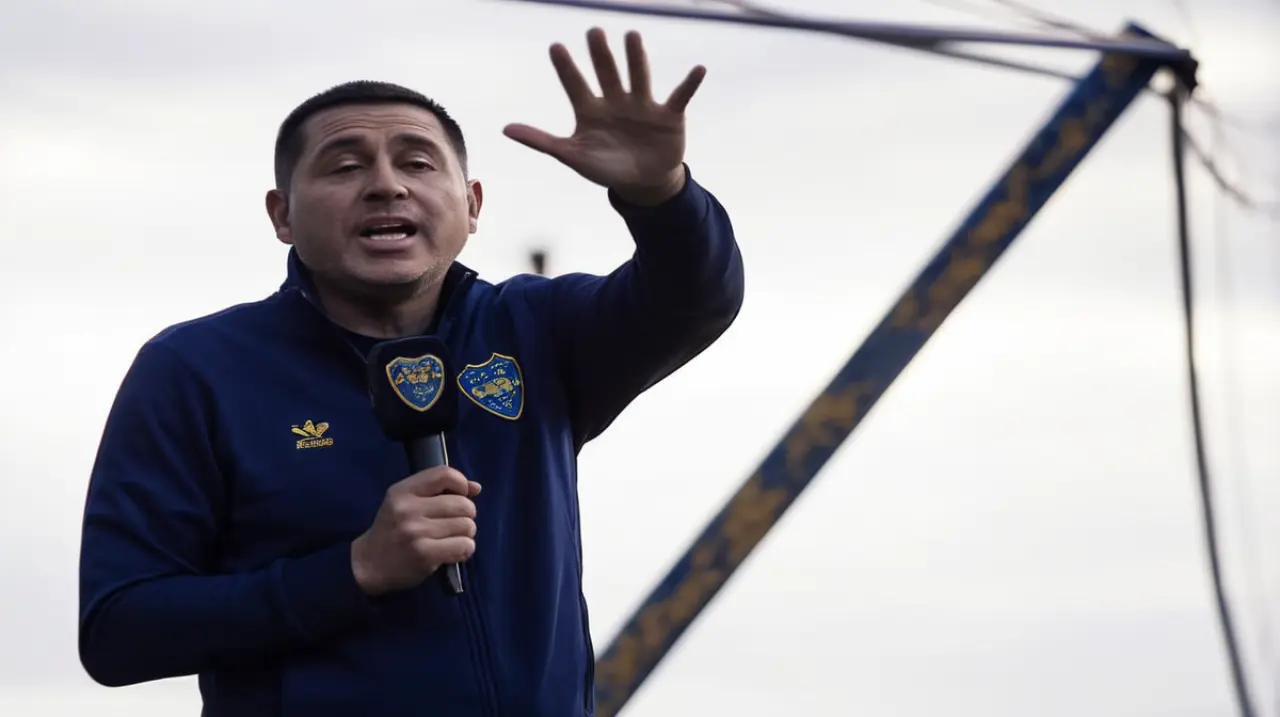 El futbolista Riquelme se defendió contra las ofensas racistas de Gabriel Anello, respondiendo con una broma sobre su propia apariencia física.. Foto: Redacción InfoArticulos