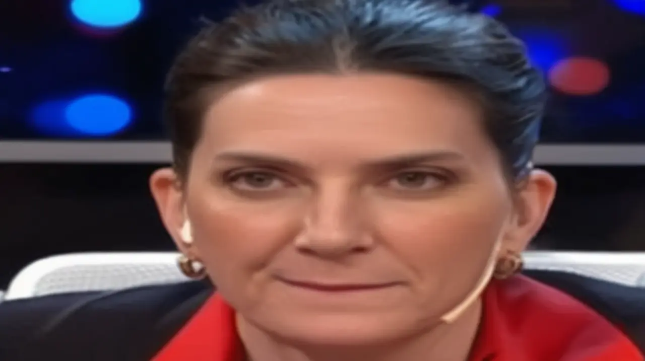 El instante decisivo: Silvia Lospennato recibe en directo por televisión los resultados de la votación.. Foto: Redacción InfoArticulos