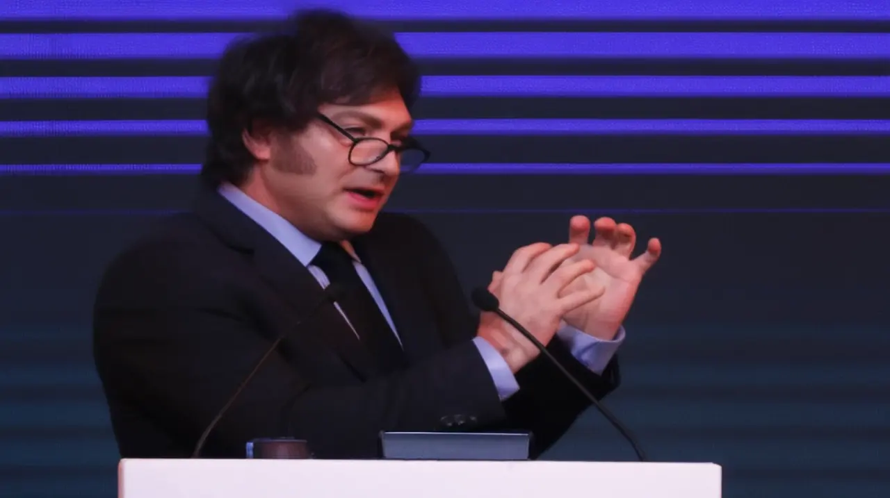 El político Javier Milei se encuentra en directo: cómo reacciona la gente ante su propuesta de 'ficha limpia' y las últimas decisiones del Ejecutivo.. Foto: Redacción InfoArticulos