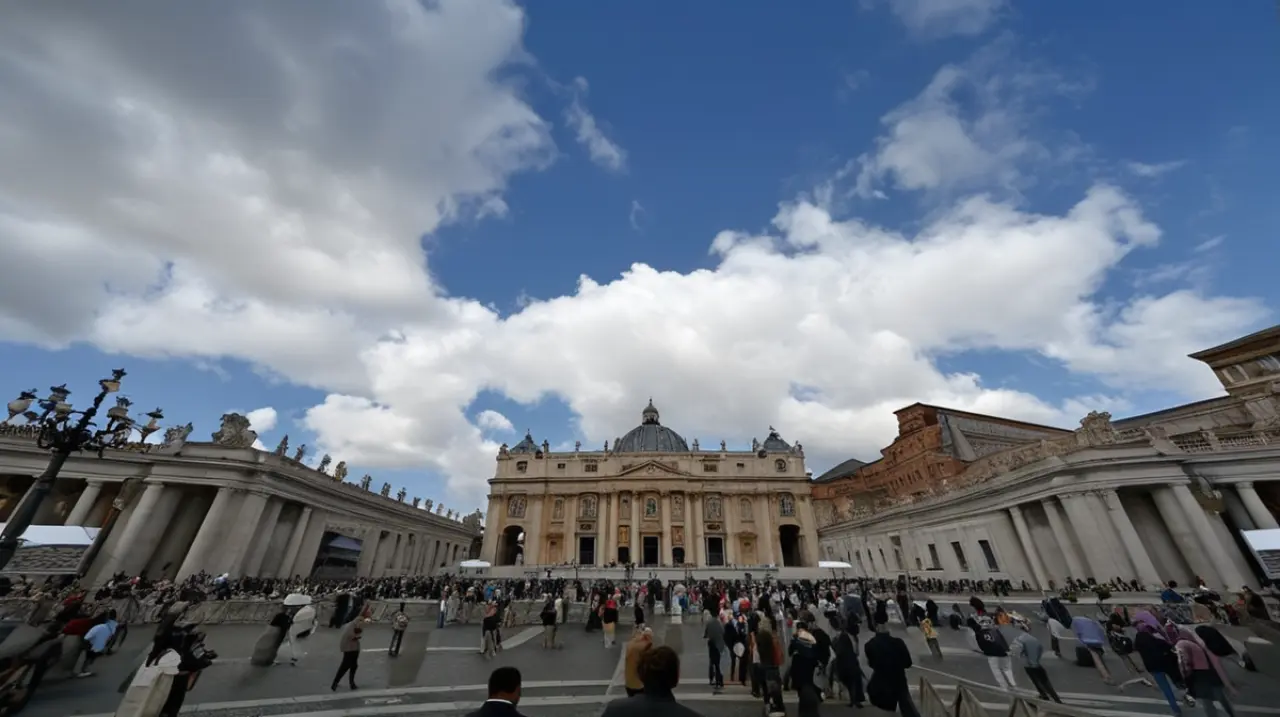 La fumata blanca del Cónclave 2025 dejó un recuerdo inolvidable en la historia de la Iglesia Católica.. Foto: Redacción InfoArticulos