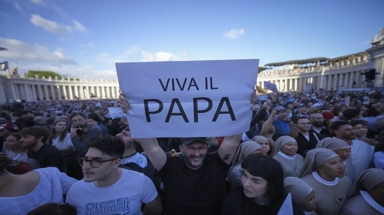 La emoción se apodera de la Plaza de San Pedro después del anuncio blanco que ha llenado de esperanza a los presentes.. Foto: Redacción InfoArticulos