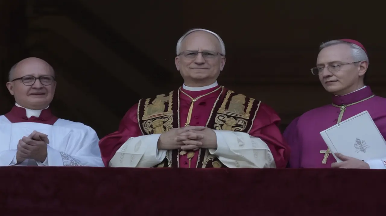 El Papa León XIV asume la posición de máximo líder de la Iglesia Católica después de un conclave en 2025.. Foto: Redacción InfoArticulos