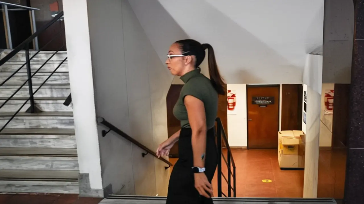 El juicio sobre Diego Armando Maradona continúa con testimonio de la psicóloga Agustina Cosachov, quien es uno de los siete expertos en salud que enfrentan acusaciones legales.. Foto: Redacción Inf