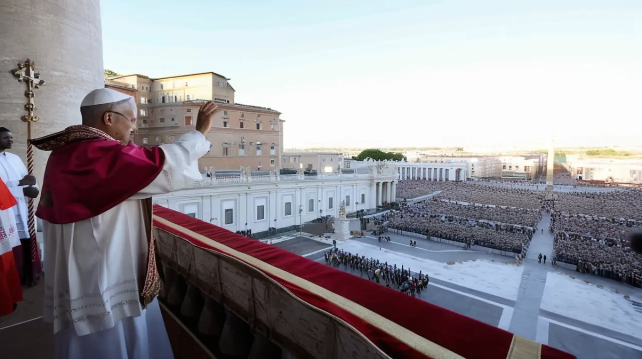 El Papa León XIV asume la silla pontificia en imágenes impactantes. Foto: Redacción InfoArticulos