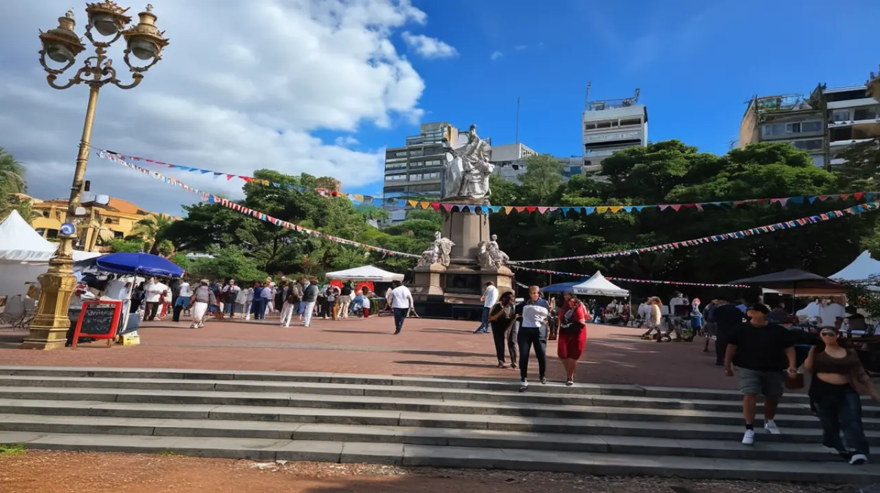 La Feria Picnic Gourmet llega a Recoleta con más de 25 stands gastronómicos que ofrecen una deliciosa variedad de platos inspirados en las ricas tradiciones culinarias de América, Europa y Asia.. F