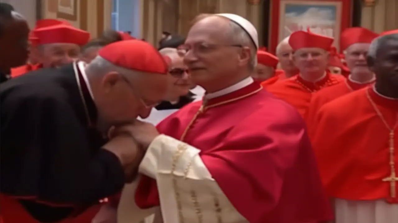 La emotiva respuesta de los cardenales después de la elección del Papa León XIV en la Capilla Sixtina. Foto: Redacción InfoArticulos