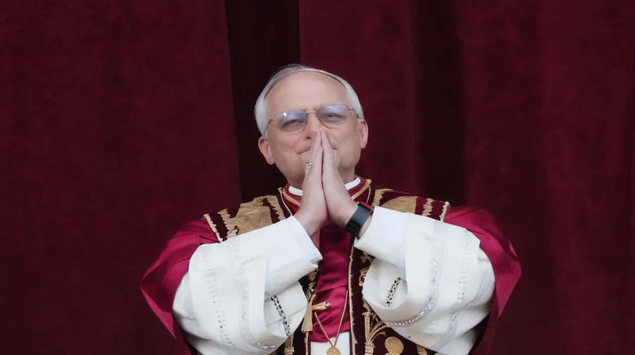 El Papa León XIV ha lanzado un fuerte ataque en las redes sociales contra Donald Trump y Mike Pence debido a sus políticas controvertidas.. Foto: Redacción InfoArticulos