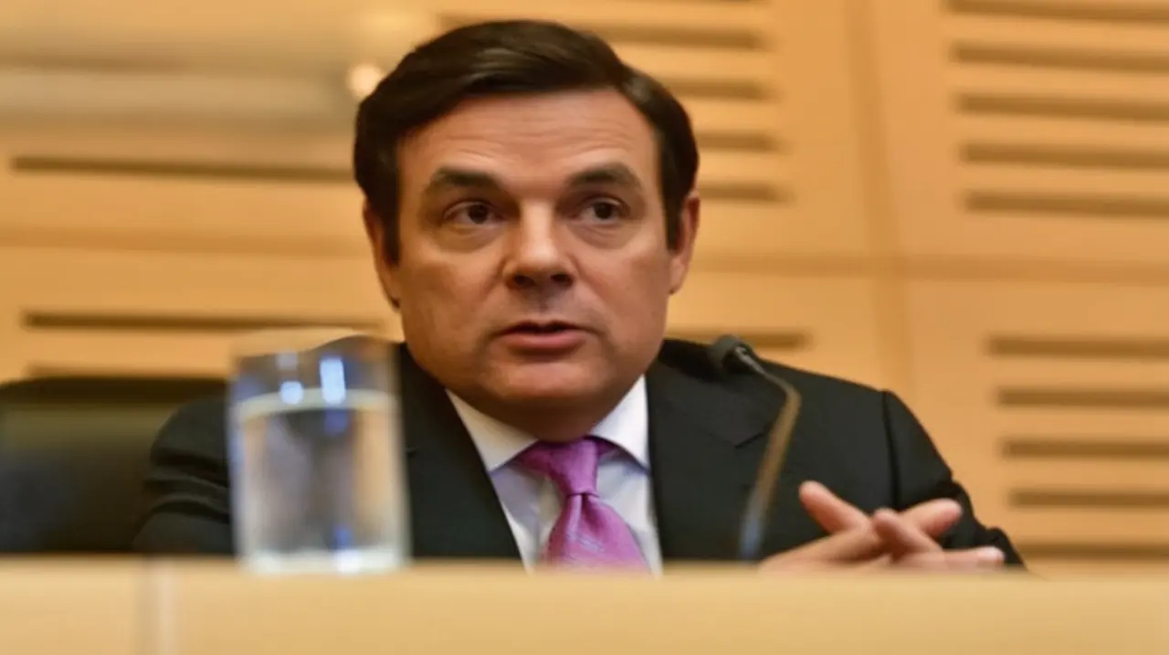 Detrás de la caída del político Carlos Rovira, un hombre cercano al poder en Misiones, se esconden negocios y amistades con figuras influyentes.. Foto: Redacción InfoArticulos
