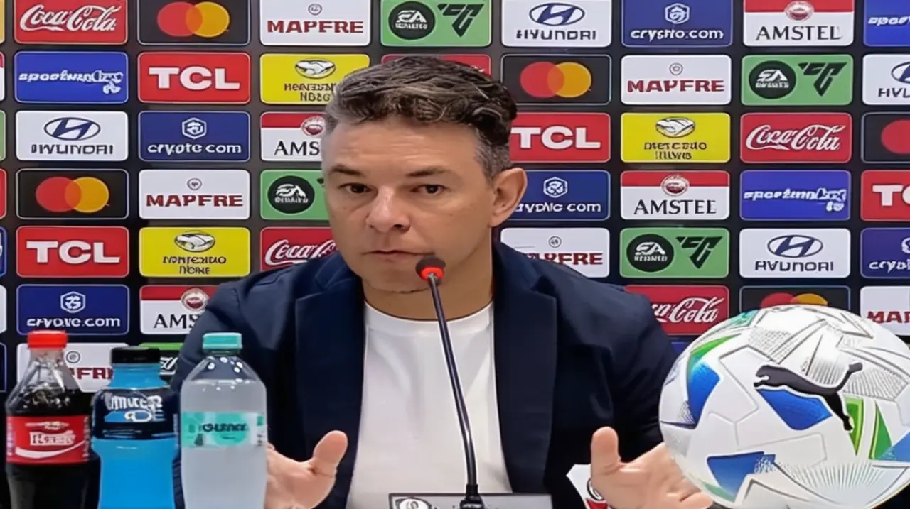 El entrenador Gallardo habla sobre el triunfo en Ecuador, el cansancio del equipo y la decisión de dejar ir al goleador Driussi. Foto: Redacción InfoArticulos