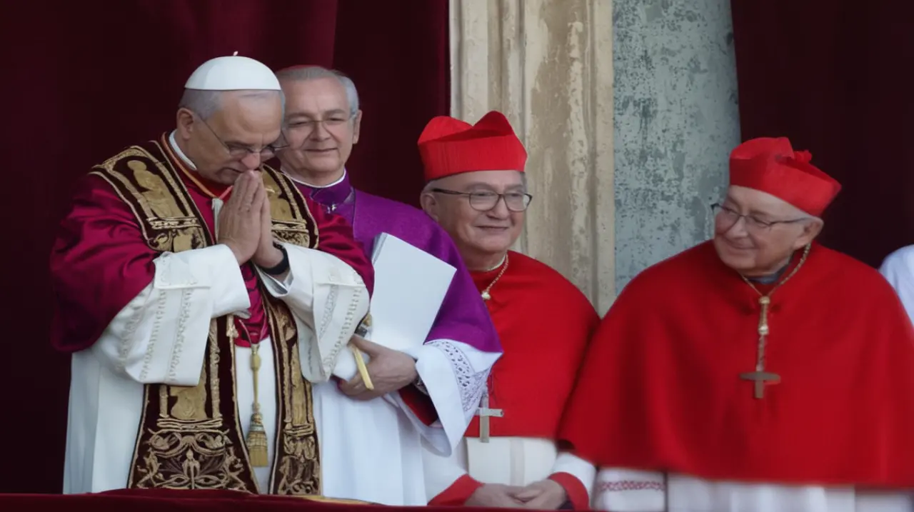 El Papa León XIV habla con los cardenales en inglés durante su primera misa como líder de la Iglesia Católica. Foto: Redacción InfoArticulos
