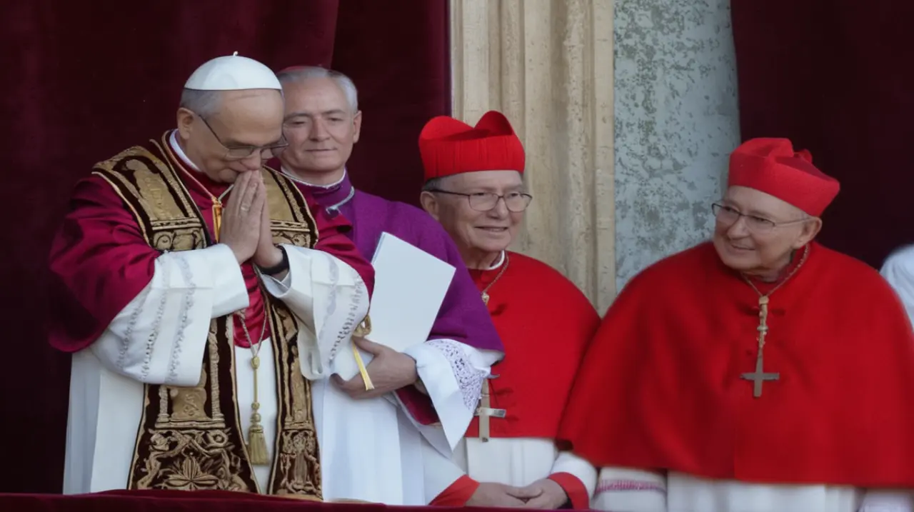 El Papa León XIV celebró su primera misa en el cargo y afirmó que su elección fue tanto un desafío como una bendición para la Iglesia Católica.. Foto: Redacción InfoArticulos