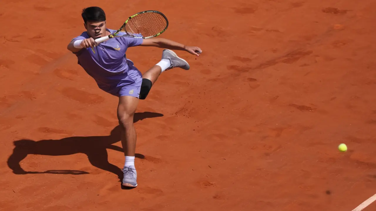 Carlos Alcaraz vuelve con fuerza y derrota a Lajovic en su primer partido después de la lesión que lo mantuvo alejado del Abierto de Italia.. Foto: Redacción InfoArticulos