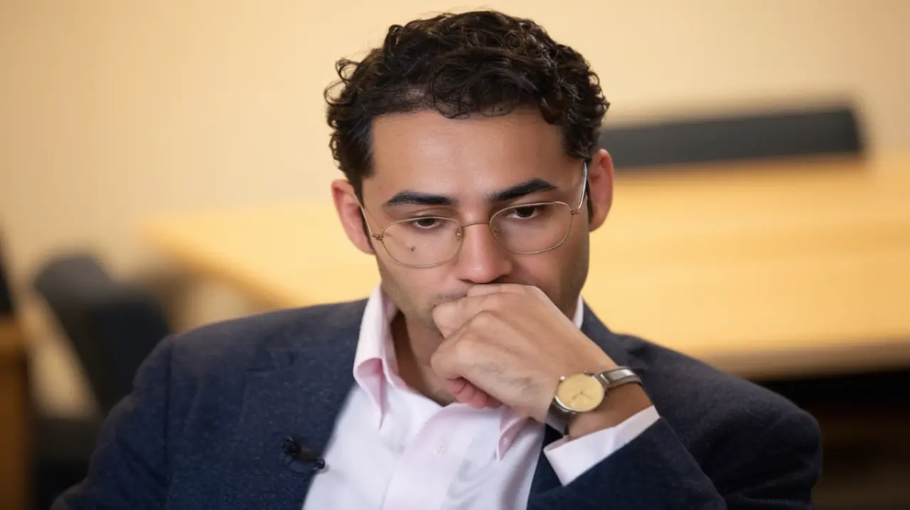 Un joven estudiante de origen palestino, recientemente liberado, ha formulado duras críticas contra la prestigiosa Universidad de Columbia, acusándola de promover actitudes violentas.. Foto: Redacci