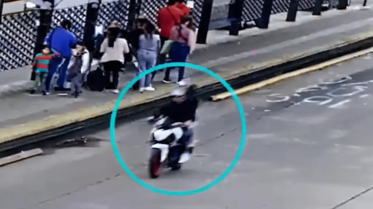 Dos vehículos involucrados en una persecución policial colisionaron con un transporte escolar en San Martín.. Foto: Redacción InfoArticulos