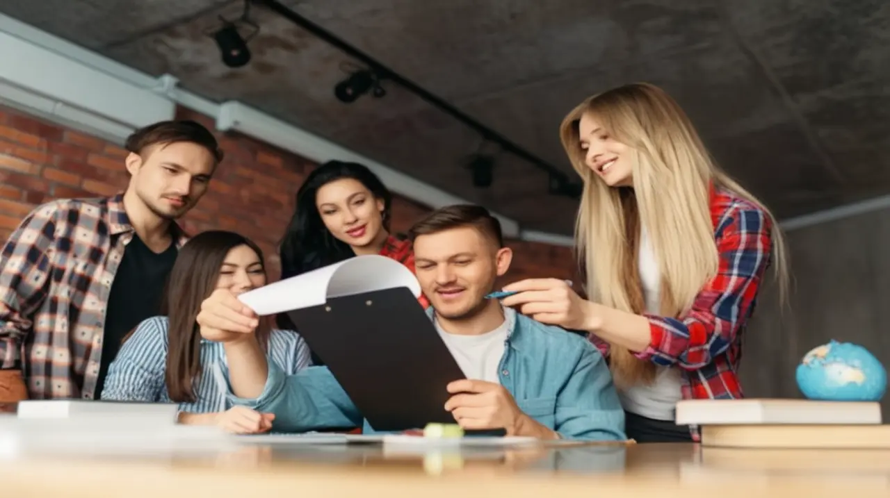 Descubre las opciones gratuitas para aprender inglés en Texas sin gastar un peso extra.. Foto: Redacción InfoArticulos