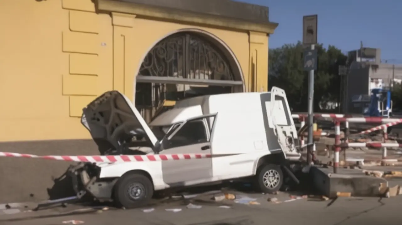 Un vehículo intentó pasar por debajo de una barrera y fue atropellado por un tren, resultando en la muerte de un hombre.. Foto: Redacción InfoArticulos