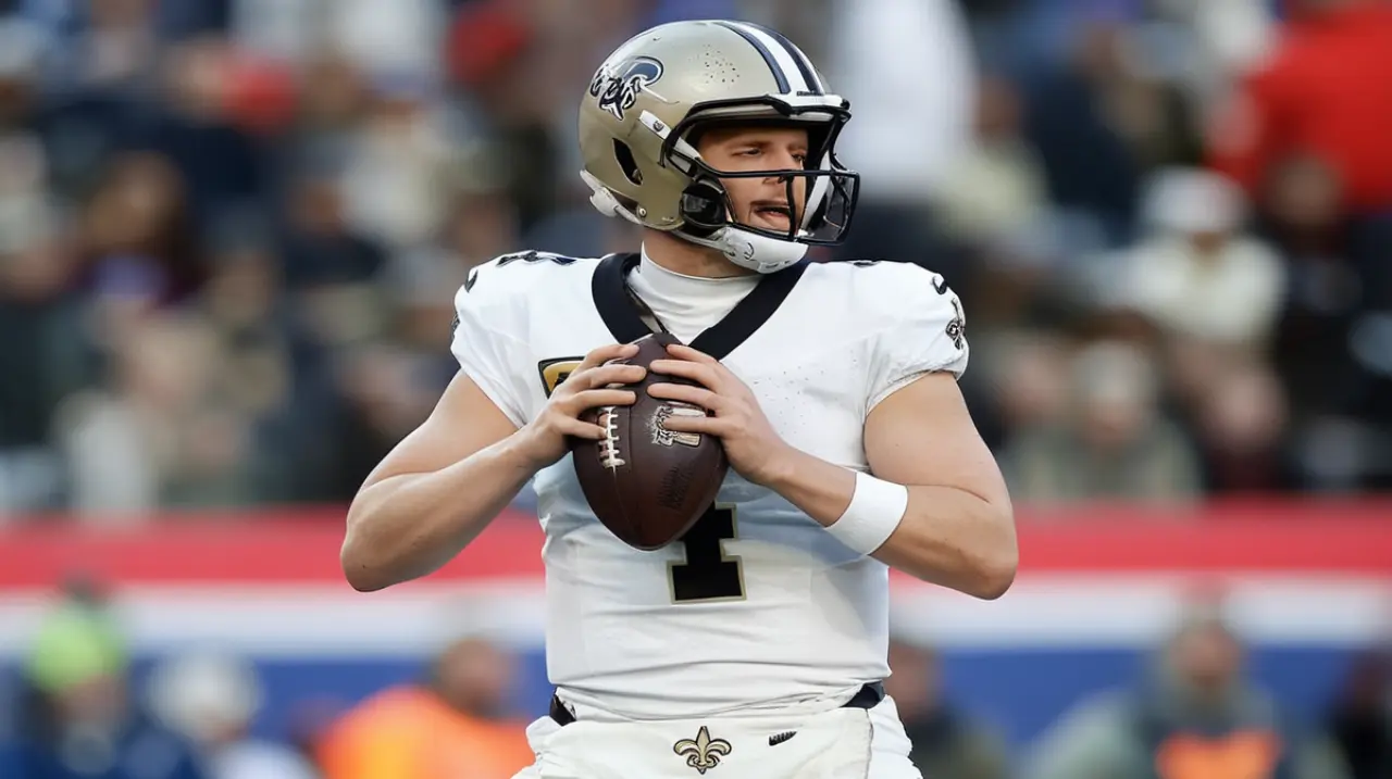 El quarterback Derek Carr anunció su retirada del fútbol profesional debido a problemas de salud en su hombro derecho, específicamente cambios degenerativos que afectan su rendimiento.. Foto: Redac