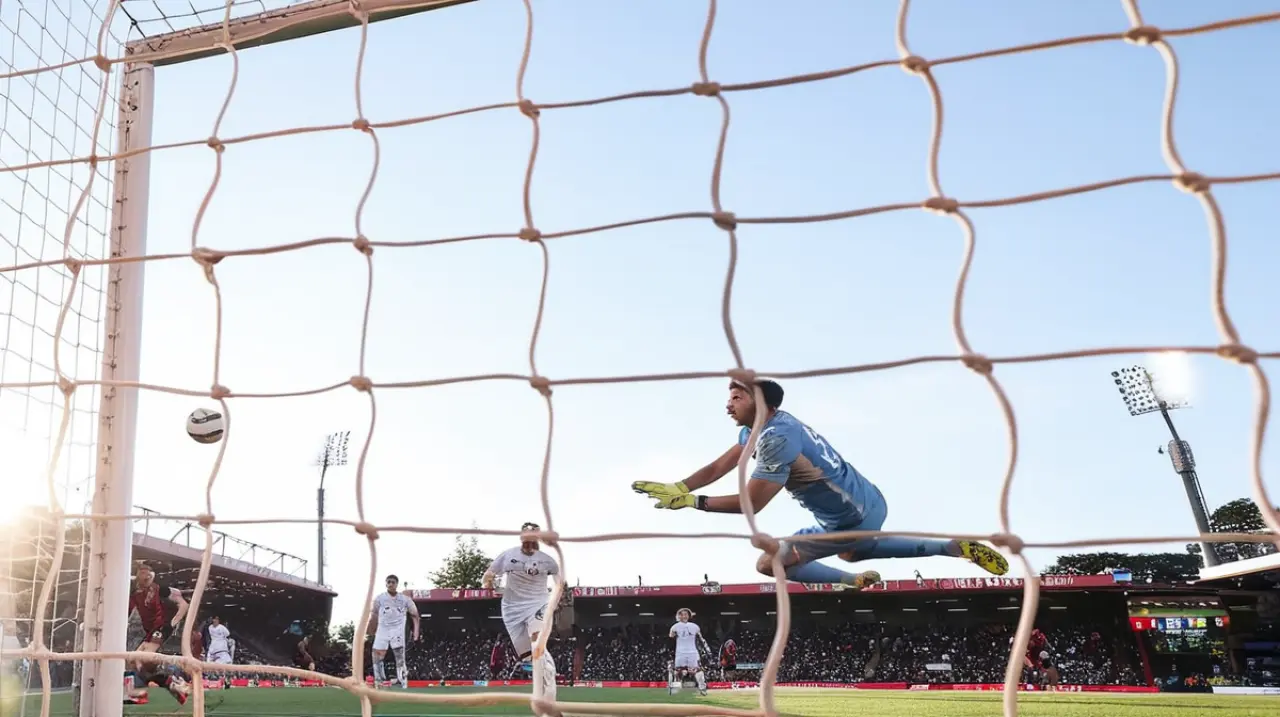 El golpeazo de Dibu Martínez que llevó a Aston Villa a la victoria en el minuto decisivo del partido. Foto: Redacción InfoArticulos