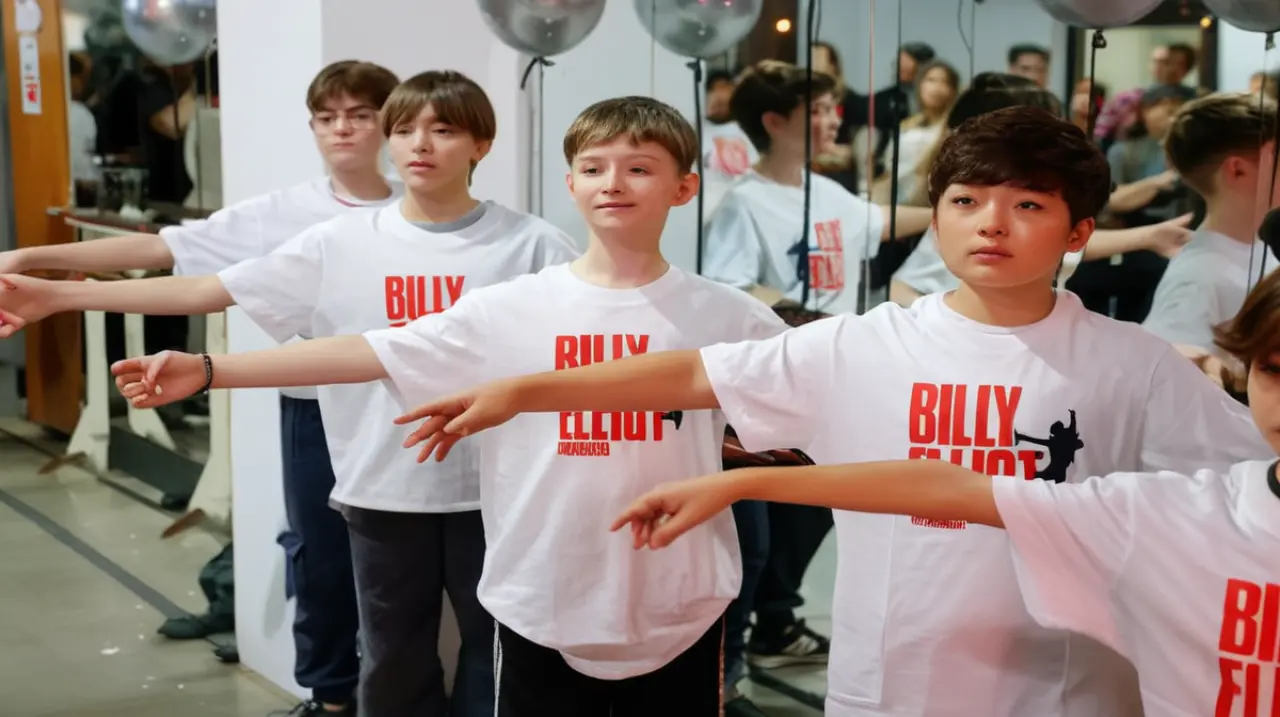 Los actores en formación se preparan intensamente para la producción musical 'Billy Elliot', que cuenta con la música del legendario cantautor británico Elton John y pronto llegará a nuestra ciud