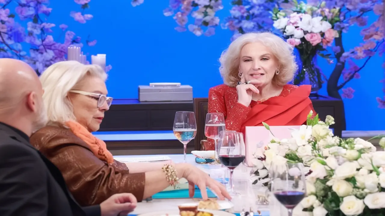 La actriz Mirtha Legrand se vio obligada a usar su famosa "campanita" para calmar a su amiga Lilita Carrión.. Foto: Redacción InfoArticulos