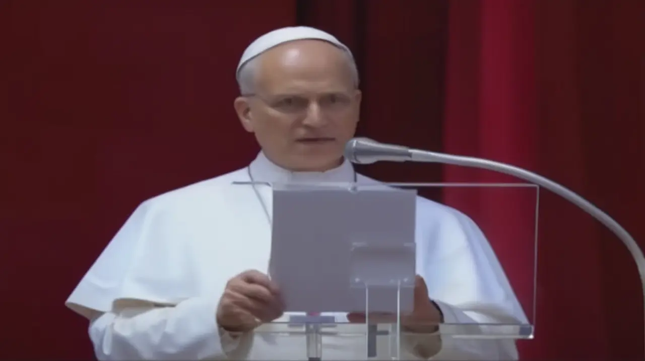 El lema "Nunca más la guerra" resonó con fuerza en la primera aparición del Papa León XVI ante una multitud de 100.000 personas, recibiendo un inmenso aplauso y entusiasmo.. Foto: Redacción InfoA