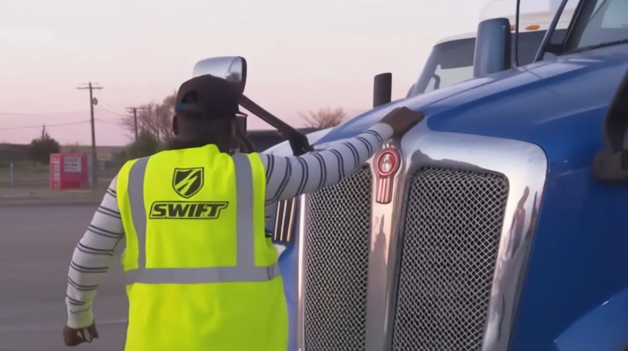 Un camionero llegó a Texas de manera legal con la intención de trabajar, pero ahora el Departamento de Seguridad Nacional (DHS) le exige que abandone el país.. Foto: Redacción InfoArticulos