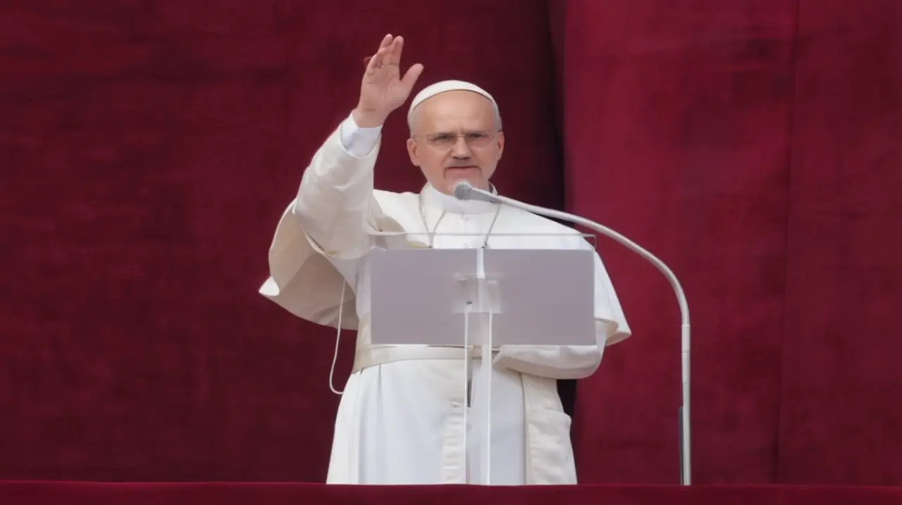 Emocionadas lágrimas y banderas ondeando: fieles reaccionan con emoción ante la primera bendición dominical del Papa León XIV.. Foto: Redacción InfoArticulos