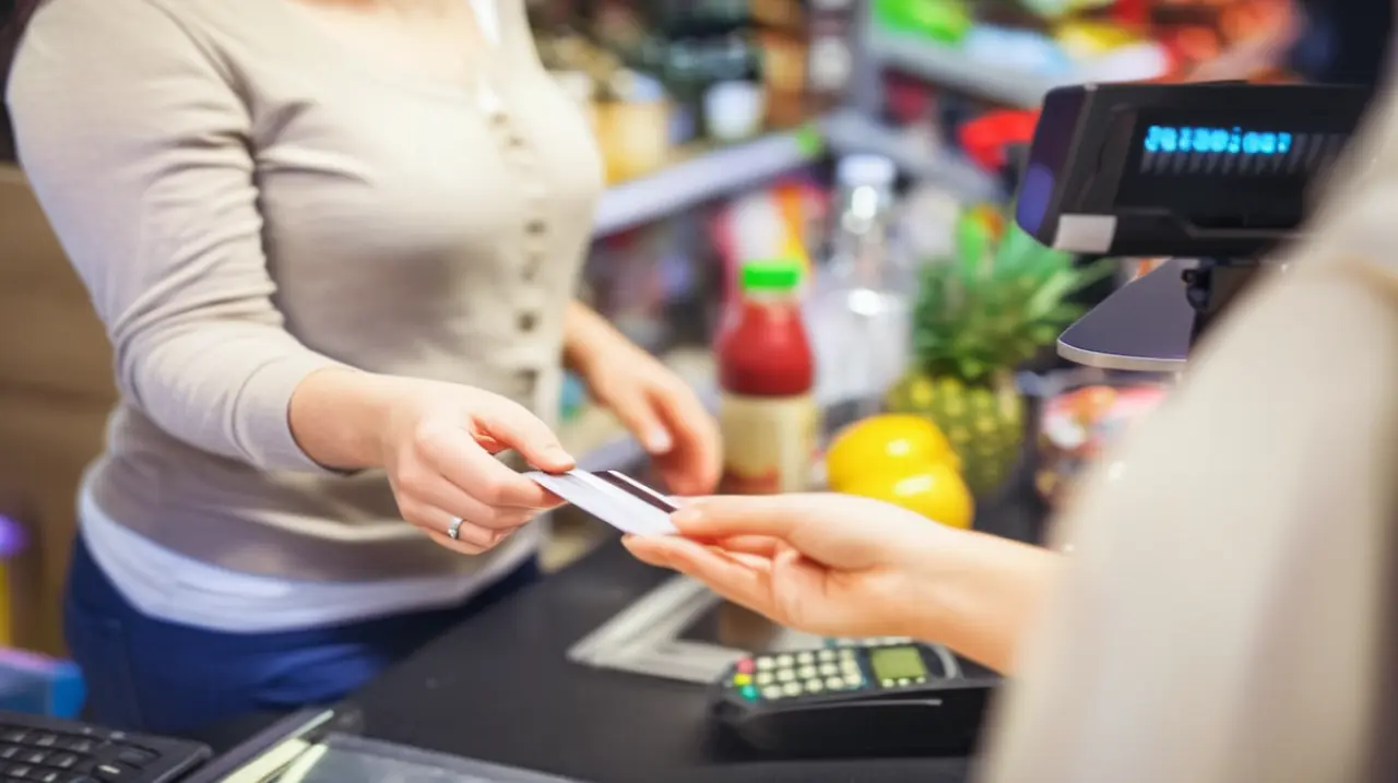 A partir del mes de mayo de este año, los empleados de comercio recibirán un aumento en sus salarios.. Foto: Redacción InfoArticulos