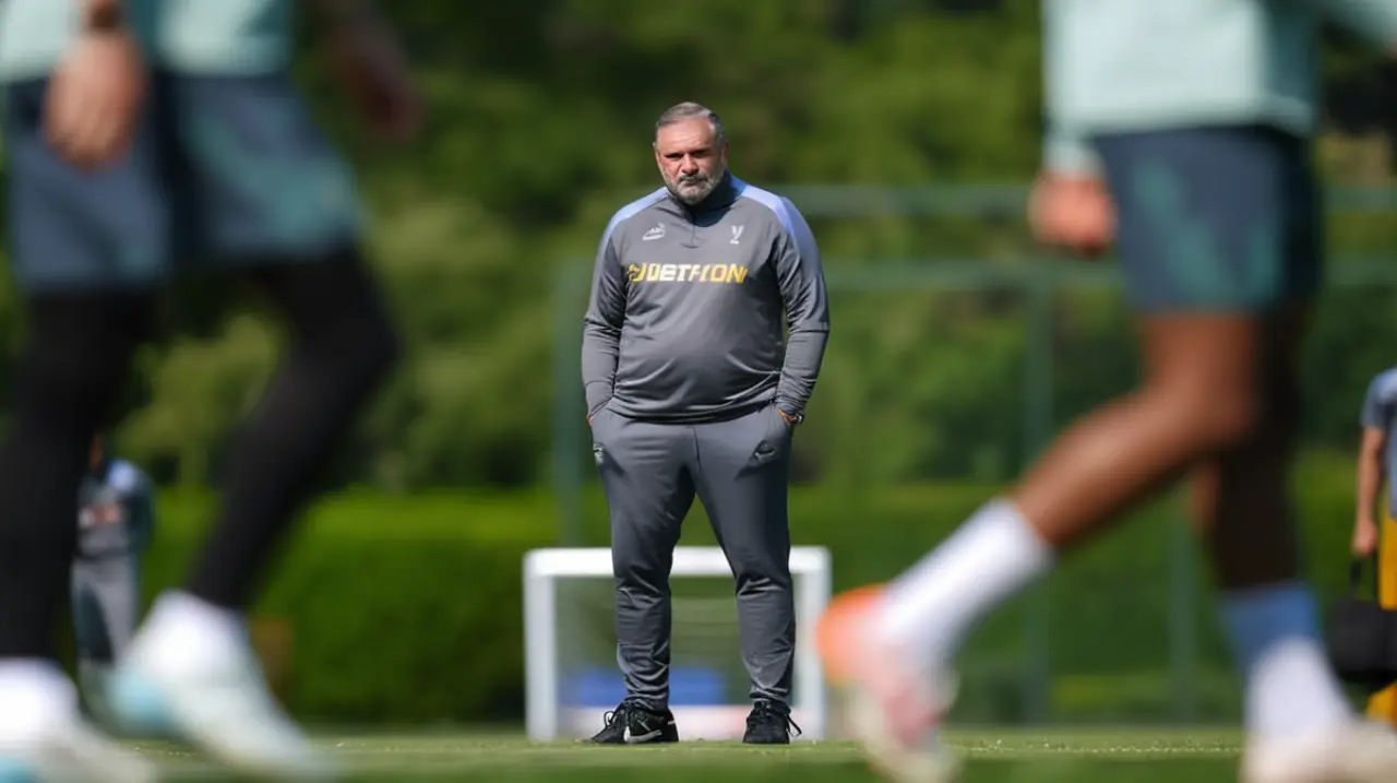 El entrenador del Tottenham, Postecoglou, considera que ganar la Liga Europa sería un punto de inflexión importante para el equipo.. Foto: Redacción InfoArticulos