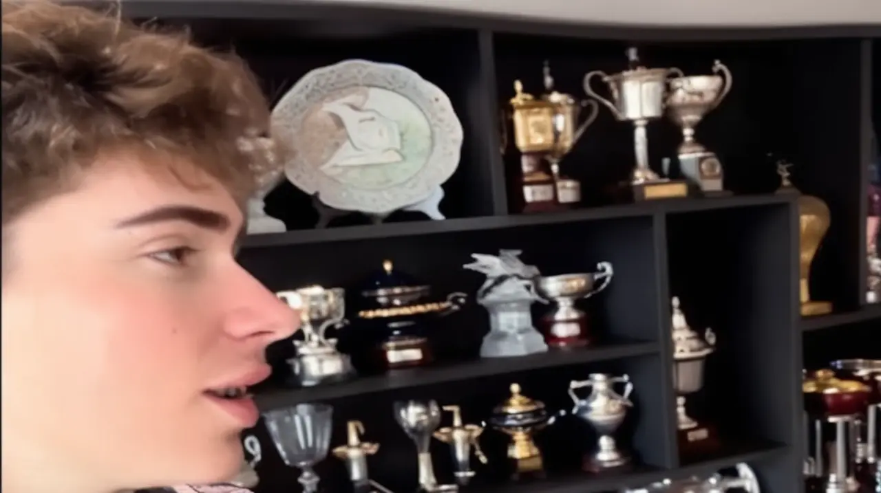 El piloto argentino Franco Colapinto exhibió con orgullo un trofeo especial en el garaje de Alpine en Enstone.. Foto: Redacción InfoArticulos