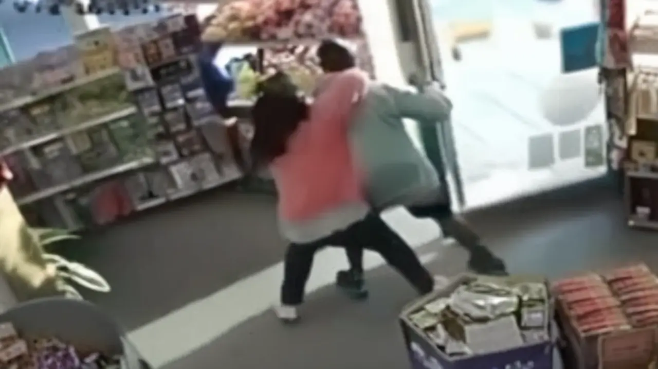 Cuatro mujeres se enfrentaron a un ladrón en una librería, impidiendo su intento de robo.. Foto: Redacción InfoArticulos