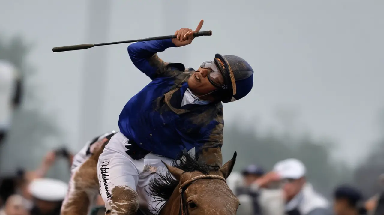 El jinete Junior Alvarado intentará revocar la sanción impuesta por el uso excesivo del látigo durante la carrera del Derby de Kentucky.. Foto: Redacción InfoArticulos