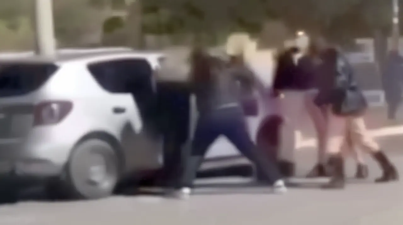 Altercado violento entre varias personas al salir del concierto de Karina, conocida como "La princesita". Foto: Redacción InfoArticulos