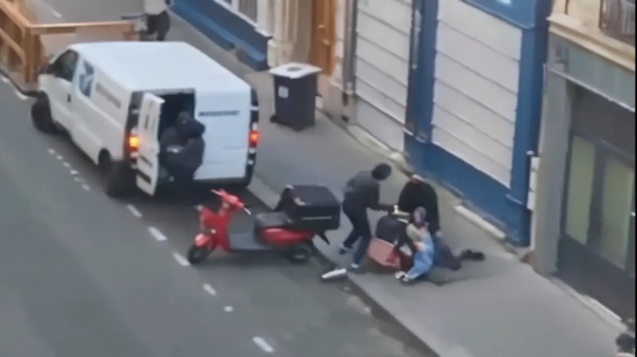 Un intento de secuestro fue frustrado ayer en el corazón de la ciudad de París, donde un grupo de personas trató de llevarse a una mujer sin que nadie se diera cuenta.. Foto: Redacción InfoArticul