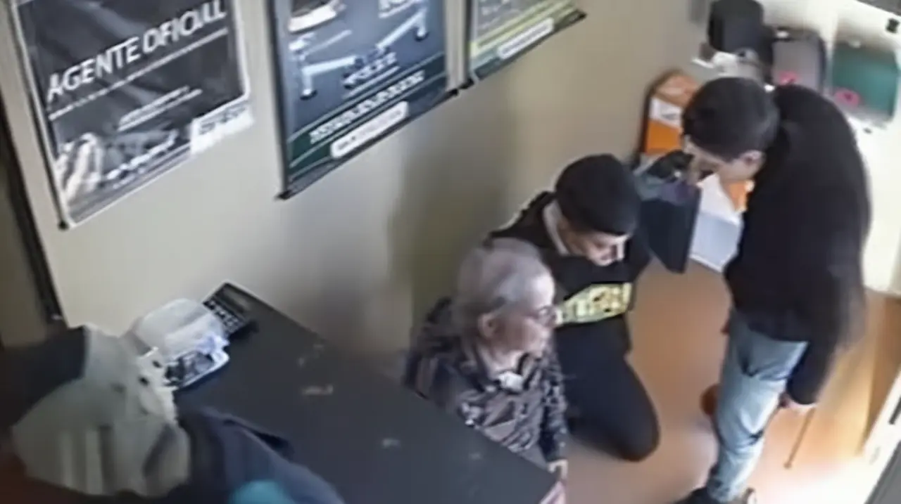 La desesperación del ladrón que amenazó con matar a un padre e hijo en una tienda comercial.. Foto: Redacción InfoArticulos