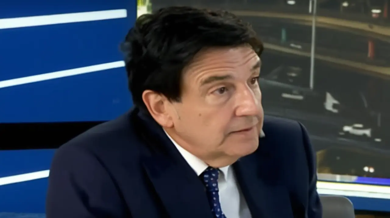 El diputado Carlos Melconian ha expresado sus dudas sobre las medidas tomadas por el gobierno en cuanto a la eliminación de impuestos a los celulares, calificándolas como una decisión política.. F