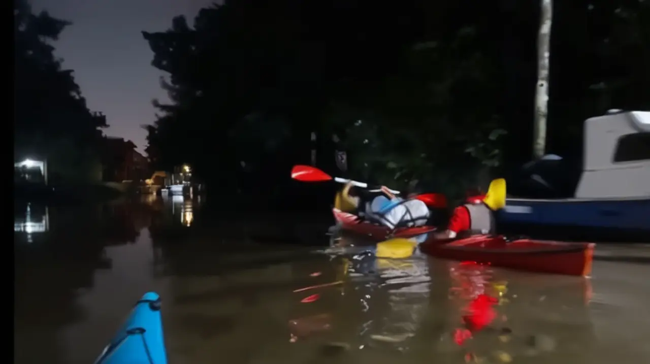 Un recorrido en kayak por la noche, bajo la luz de la luna, a través de los juncos y los canales.. Foto: Redacción InfoArticulos