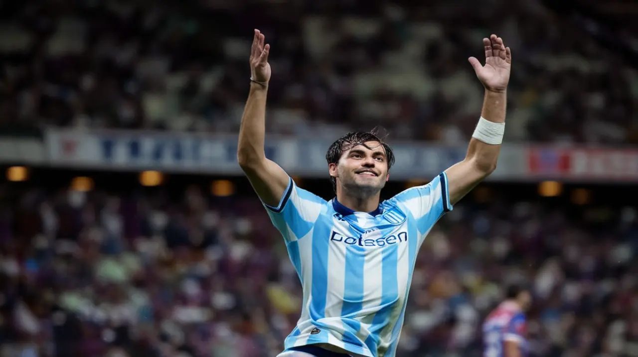 Racing se enfrenta a Colo Colo en la Copa Libertadores 2025 a una hora determinada. Foto: Redacción InfoArticulos