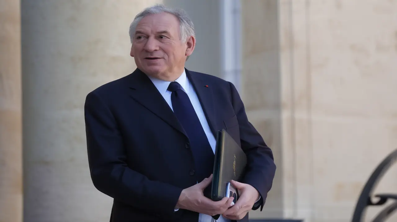 El jefe del gobierno francés se ve envuelto en un escándalo relacionado con una denuncia de abuso en un centro educativo católico.. Foto: Redacción InfoArticulos