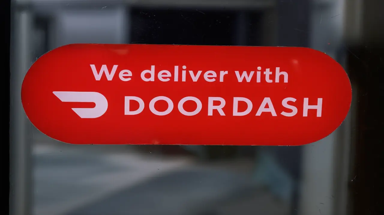 Un repartidor de DoorDash ha aceptado su responsabilidad por haber participado en un esquema de estafa que involucró más de 2,5 millones de dólares en entregas fraudulentas.. Foto: Redacción InfoA