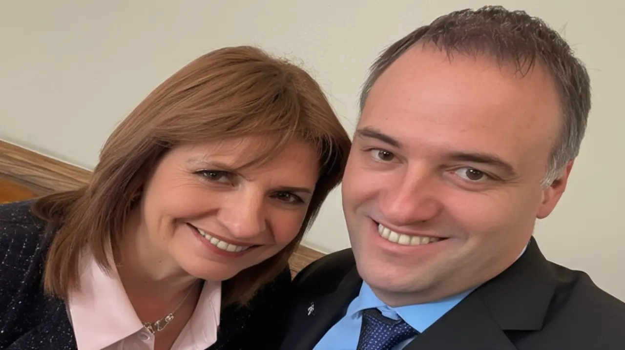 La reciente conferencia del político Manuel Adorni, que se llevó a cabo bajo el título 'Campaña en casa', ha generado una serie de críticas debido a su doble rol como orador y promotor de la camp
