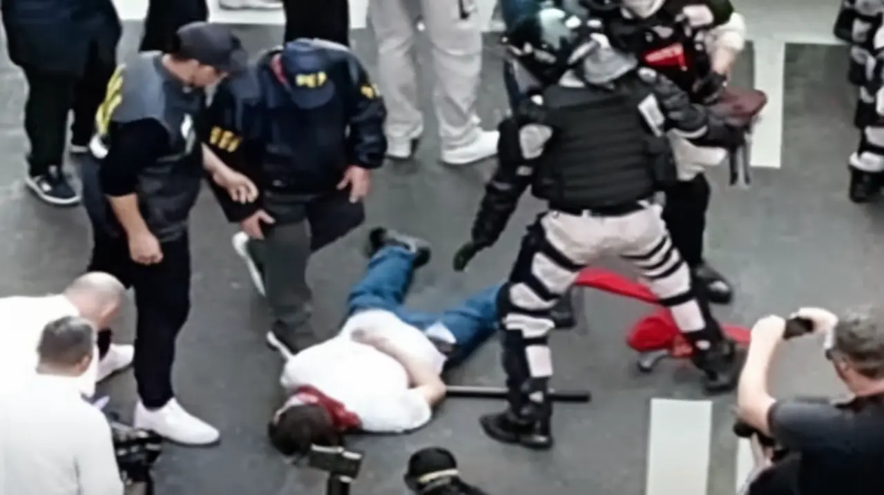 Confrontaciones entre manifestantes y agentes de orden en la protesta de jubilados enfrente del Parlamento Nacional.. Foto: Redacción InfoArticulos