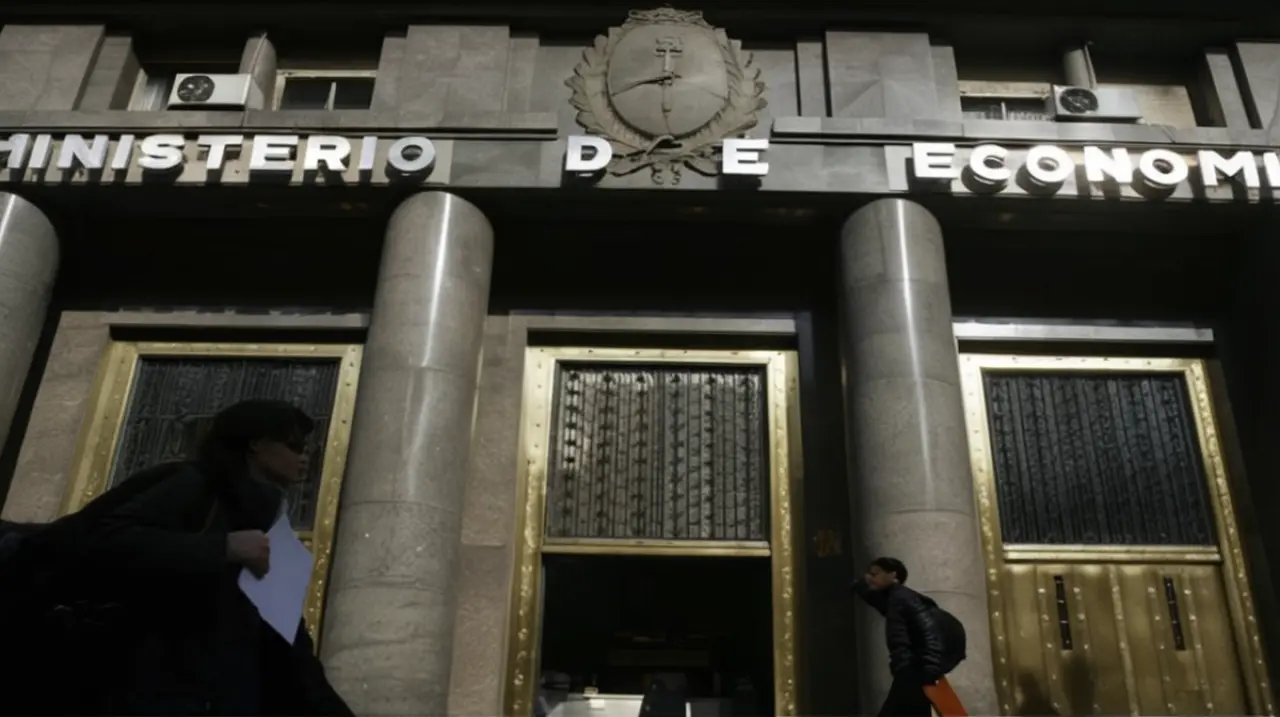 La administración pública canceló por completo la deuda en moneda local que estaba a punto de expirar y logró reducir sus intereses. Foto: Redacción InfoArticulos